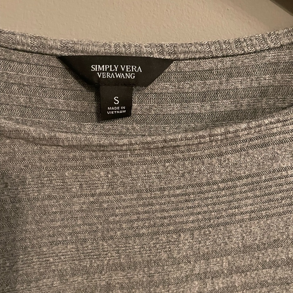 🛍️3/$10🛍️ Simply Vera Vera Wang Gray Crew Neck Sweater - Picture 2 of 3